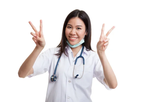 Jeune asiatique femme médecin montrer signe de victoire avec les deux mains . — Photo