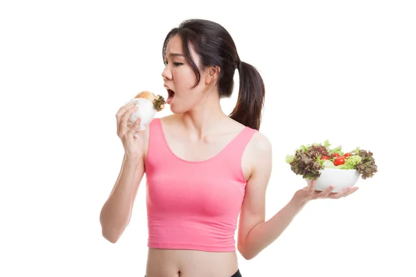 Menina saudável asiática bonita com salada e hambúrguer . — Fotografia de Stock