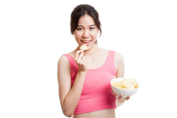 Vackra asiatiska friska flicka äta potatischips. — Stockfoto