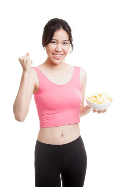 아름 다운 아시아 건강 한 여자 먹는 감자 칩. — 스톡 사진