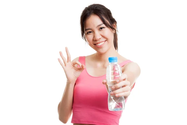 Schöne asiatische gesunde Mädchen mit Flasche Trinkwasser. — Stockfoto