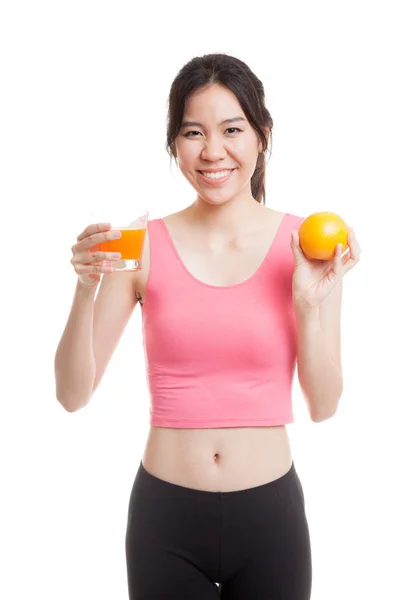 Schöne asiatische gesunde Mädchen mit Orangensaft und Orangenfrüchten. — Stockfoto