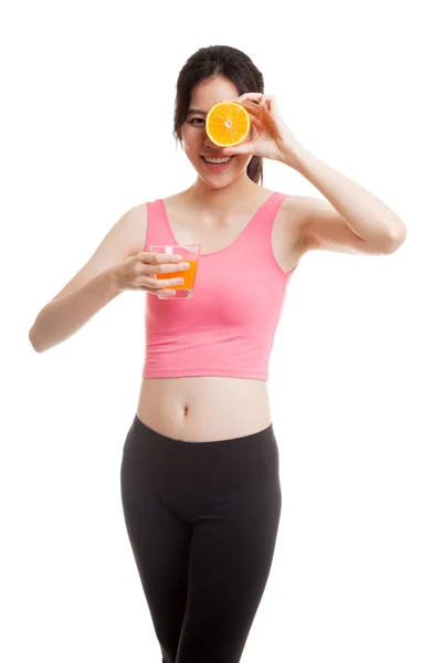 Schöne asiatische gesunde Mädchen mit Orangensaft und Orangenfrüchten. — Stockfoto