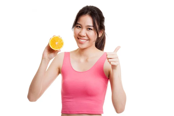 Schön asiatische gesunde Mädchen Daumen nach oben mit orange Frucht. — Stockfoto