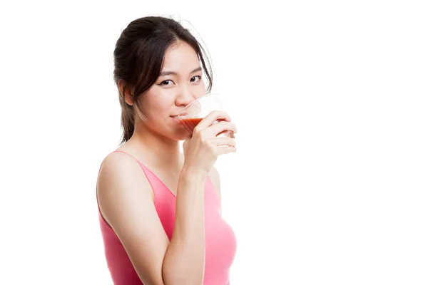 Krásná Asiatka zdravé pití rajčatové šťávy. — Stock fotografie