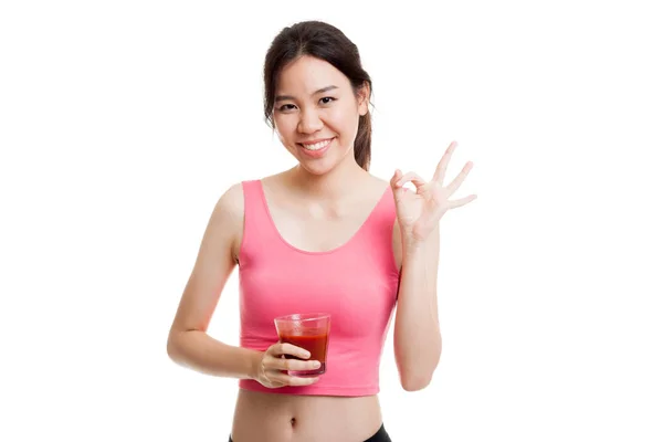 Schön gesund asiatische Mädchen zeigen ok mit Tomatensaft. — Stockfoto