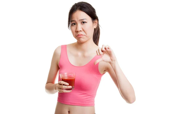 아름 다운 건강 한 아시아 소녀 다운 토마토 주스 엄지손가락을 싫어. — 스톡 사진