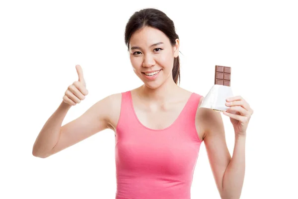 Belle fille asiatique saine pouces vers le haut avec du chocolat . — Photo