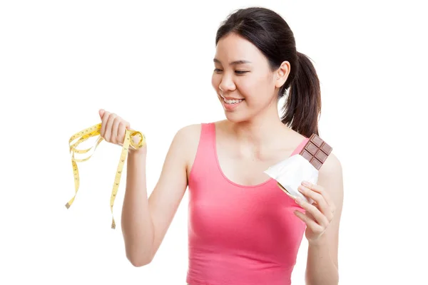 Krásná Asiatka zdravé čokolády a měřící páskou. — Stock fotografie