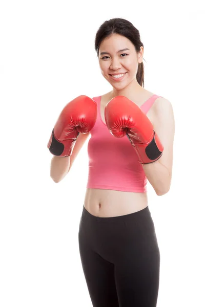 Menina asiática saudável bonita com luva de boxe vermelho . — Fotografia de Stock