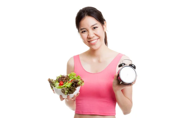 Красивая азиатская здоровая девушка с часами и салатом . — стоковое фото