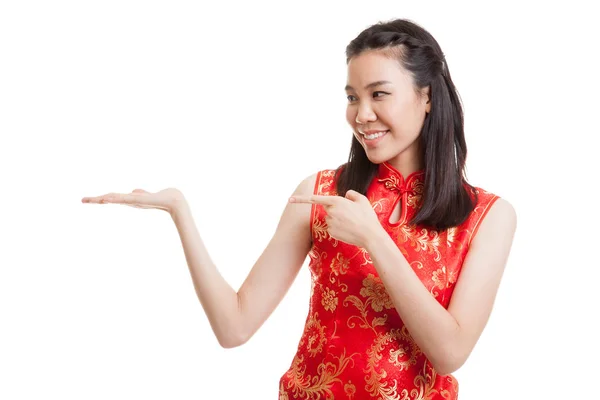 Menina asiática em chinês cheongsam vestido ponto para espaço em branco em h — Fotografia de Stock