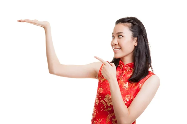 H の空白な領域を中国のチャイナ ドレス ドレス ポイントでアジアの少女 — ストック写真