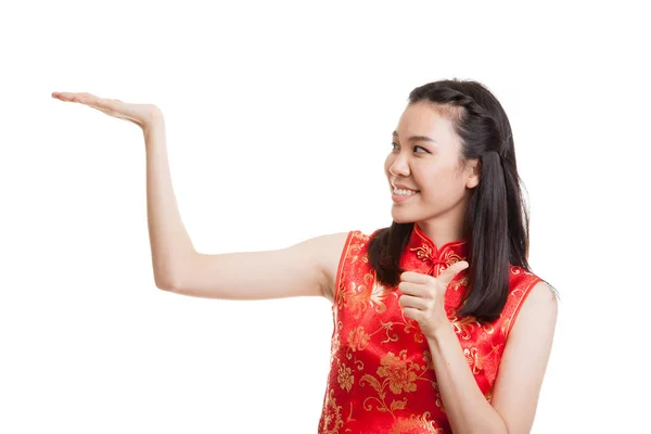 Menina asiática em chinês cheongsam vestido polegares para cima com spa em branco — Fotografia de Stock