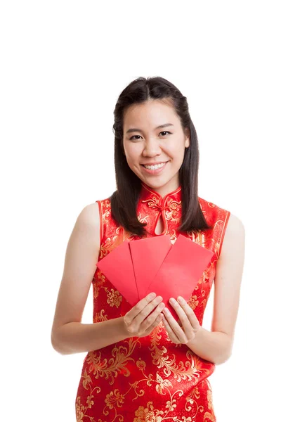 Chica asiática en cheongsam chino vestido con sobre rojo . — Foto de Stock