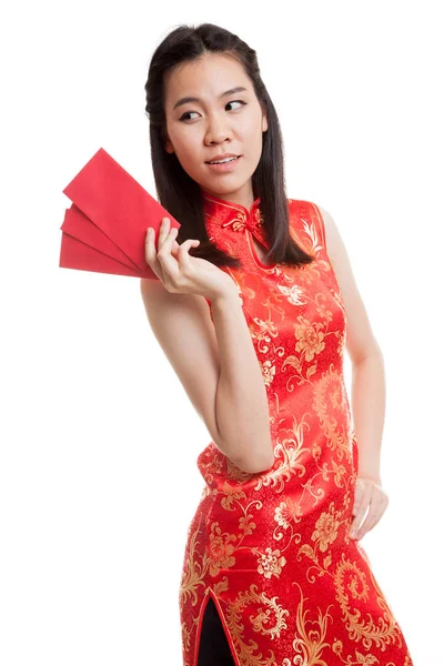 Asiatique fille en chinois cheongsam robe avec enveloppe rouge . — Photo