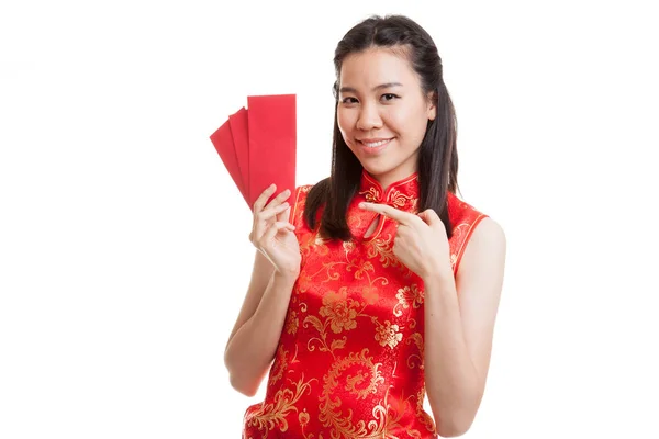 Asiatique fille en chinois cheongsam robe point à enveloppe rouge . — Photo