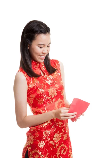 Asiatisk tjej i kinesiska cheongsam klänning med röda kuvertet. — Stockfoto