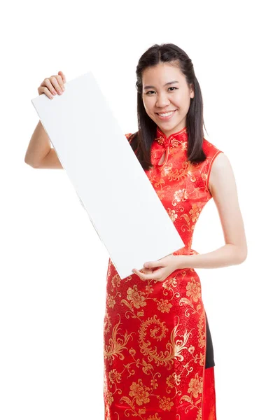 Asiatisk tjej i kinesiska cheongsam klänning med röda tomt tecken. — Stockfoto