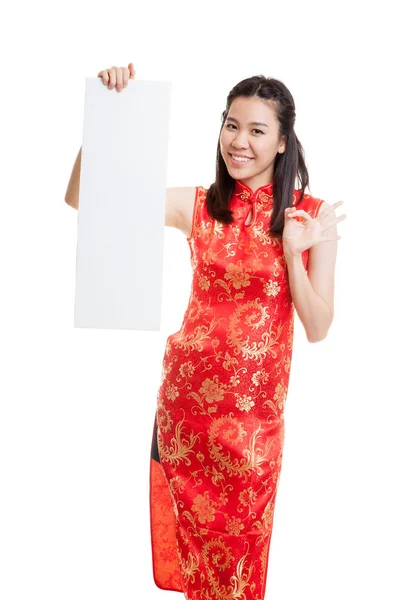 Asijská dívka v šatech čínských cheongsam Ukázat Ok s červeným prázdné si — Stock fotografie
