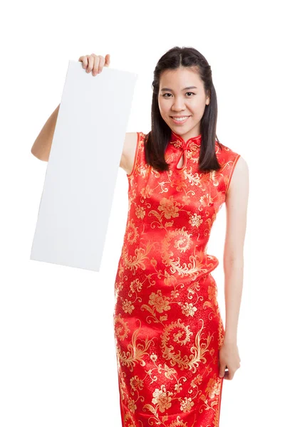 Asiatisk tjej i kinesiska cheongsam klänning med röda tomt tecken. — Stockfoto