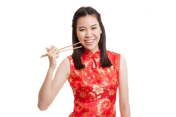 Ασιατικές κορίτσι σε κινέζικα cheongsam φόρεμα με chopsticks. — Φωτογραφία Αρχείου