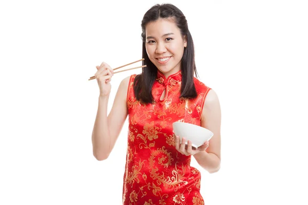 Asiatin im chinesischen Cheongsam-Kleid mit Stäbchen. — Stockfoto