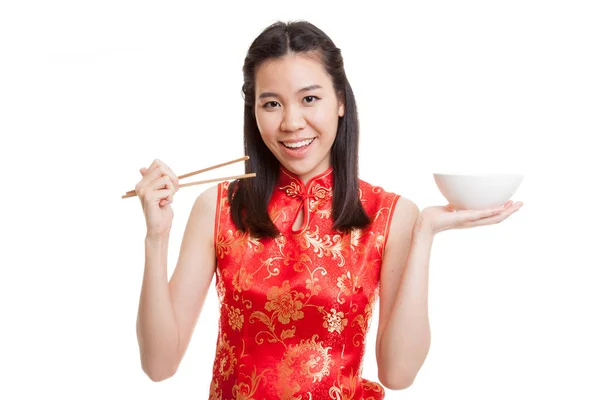 Ασιατικές κορίτσι σε κινέζικα cheongsam φόρεμα με chopsticks. — Φωτογραφία Αρχείου