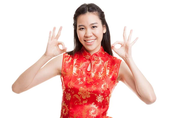Ασιατικό κορίτσι στην κινεζική cheongsam φόρεμα εμφάνιση εντάξει σημάδι. — Φωτογραφία Αρχείου