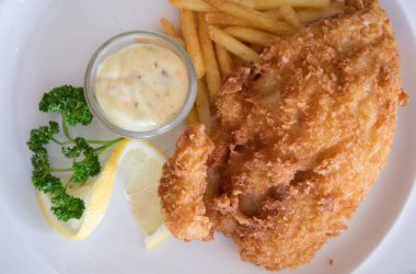 Balık ve cips beyaz plaka üzerinde