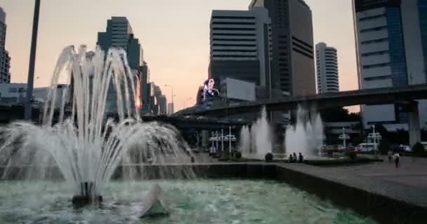 Brunnen mit städtischem Hintergrund — Stockvideo