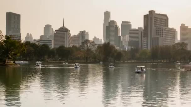 Şehir manzarası ile gölde bir teknenin hızlandırılmış — Stok video