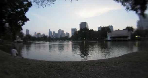 Time-lapse van boot in een meer met een stad skyline achtergrond in Bangkok, Thailand — Stockvideo