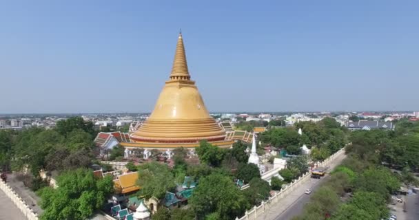 Aerial scene of Old big Thai buddhist pagoda — Stock Video