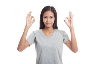 Asyalı kadın Çift Ok işaret ve gülümseme göster.