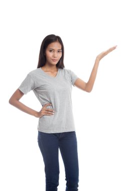 Genç Asyalı kadın eliyle mevcut.