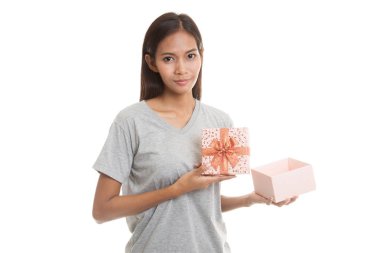 Genç Asyalı kadın açık bir altın hediye kutusu.