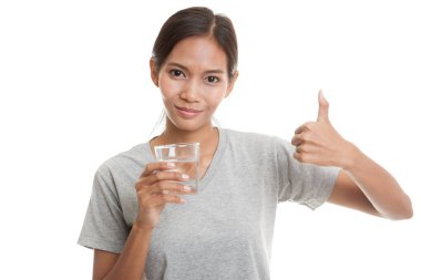 Genç Asyalı kadın Yaşasın içme suyu bir bardak.