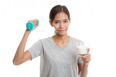 Bir bardak süt ve halter içme sağlıklı Asyalı kadın.