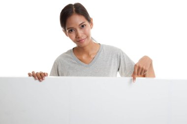 Boş bir işaret noktasına genç Asyalı kadın.