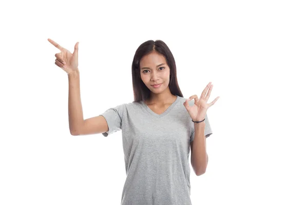 Jovem mulher asiática apontar e mostrar OK . — Fotografia de Stock