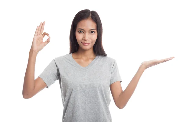 Mooie jonge Aziatische vrouw palm hand en Ok teken weergeven. — Stockfoto
