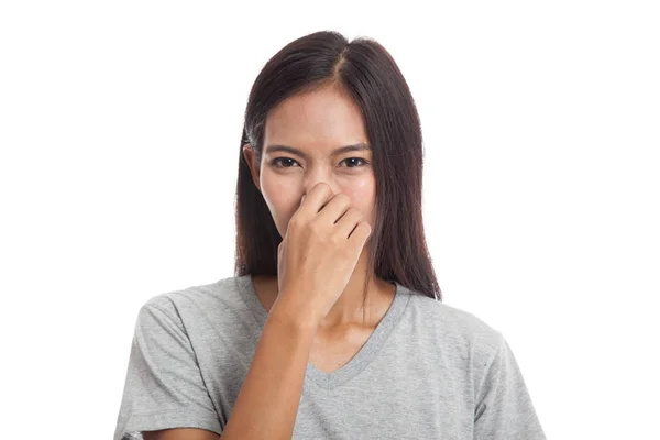 젊은 아시아 여 자가 나쁜 냄새 때문에 그녀의 코를 들고. — 스톡 사진