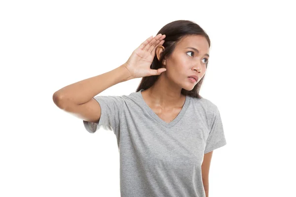 Vacker ung asiatisk kvinna lyssna på något. — Stockfoto