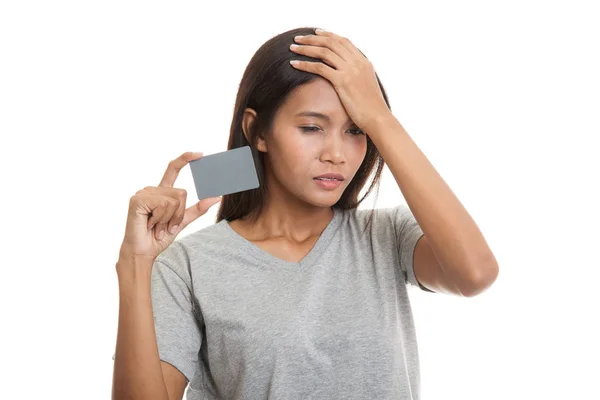 Junge asiatische Frau Kopfschmerzen mit einer leeren Karte. — Stockfoto