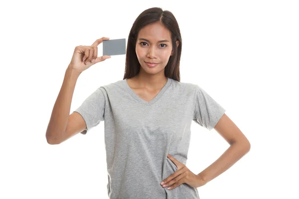 Jovem mulher asiática sorriso com um cartão em branco . — Fotografia de Stock