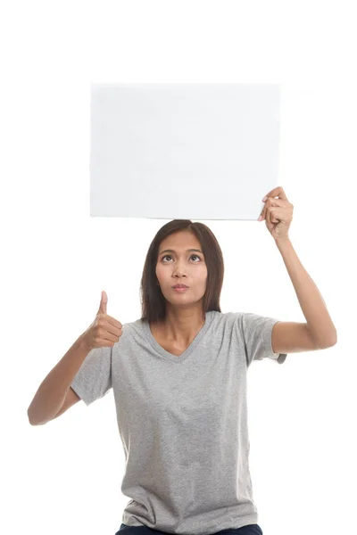 Jonge Aziatische vrouw opdagen duimen met witte leeg bord. — Stockfoto