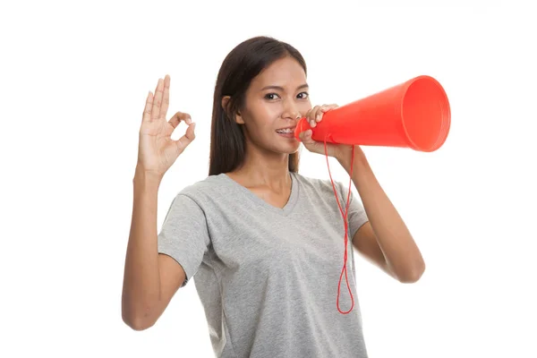 Schöne junge asiatische Frau verkünden mit Megafon. — Stockfoto