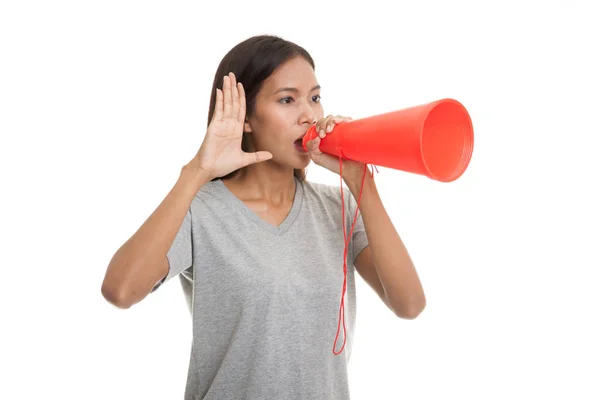 Mooie jonge Aziatische vrouw kondigen met megafoon. — Stockfoto