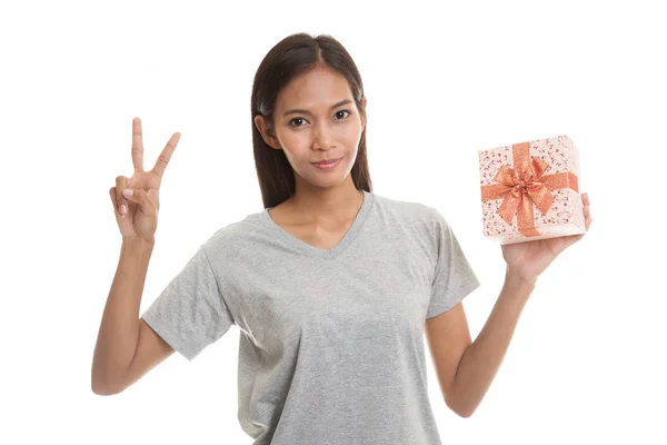 Young Asian woman show Victory sign with a gift box. — Stock Photo, Image